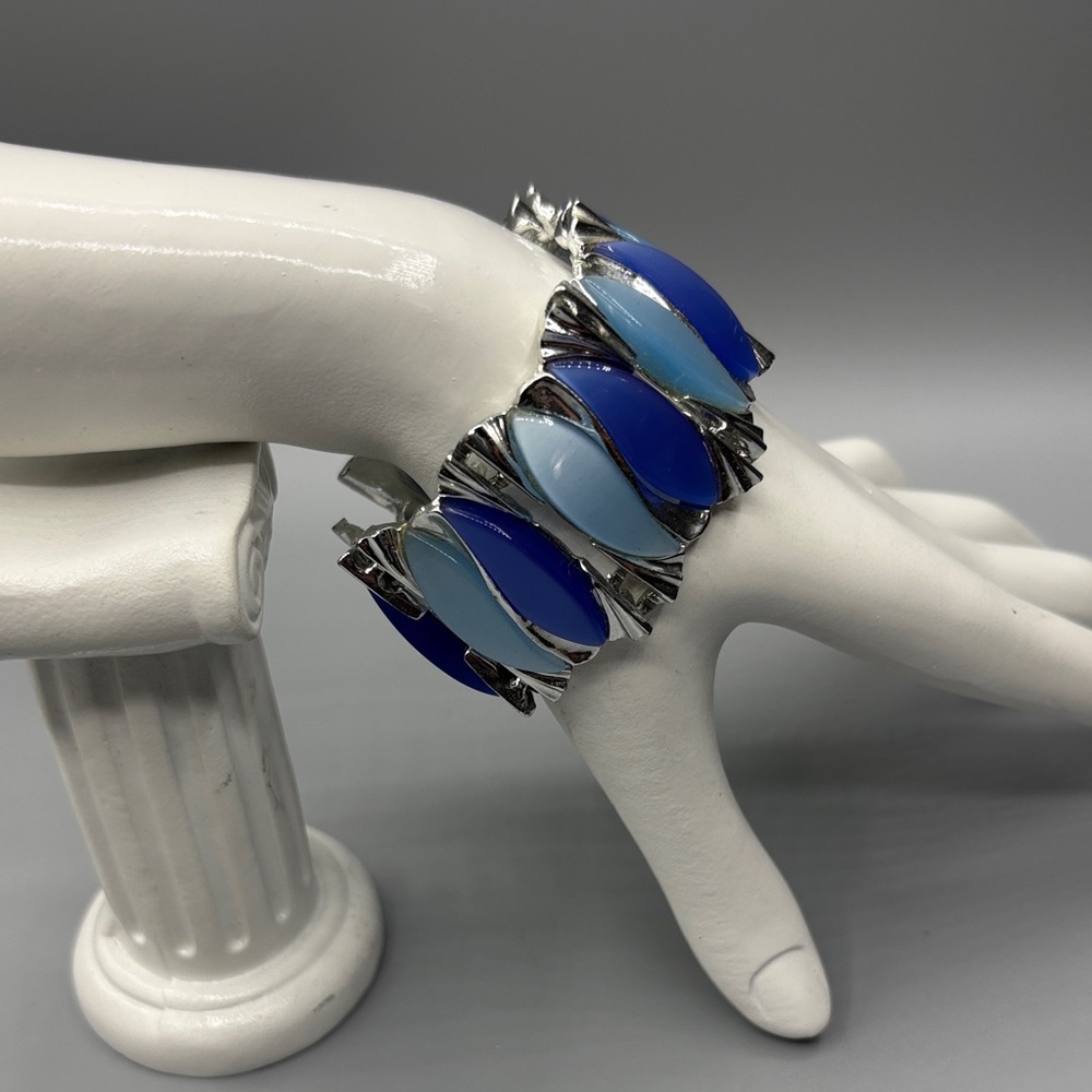 Pretty Vintage Opaque Blues Thermoset Bracelet  JP239 - Picture 4 of 10